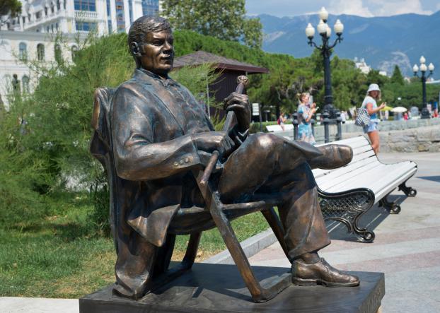 Памятник Пуговкину в Ялте - Крым глазами кинолюбителя  ( для групп от 6 чел)