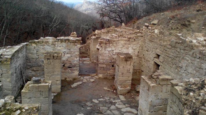 Раскопки древнего храма в Судаке